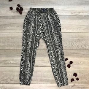 🔴 American Eagle Tribal Print Cropped Ankle Pants
